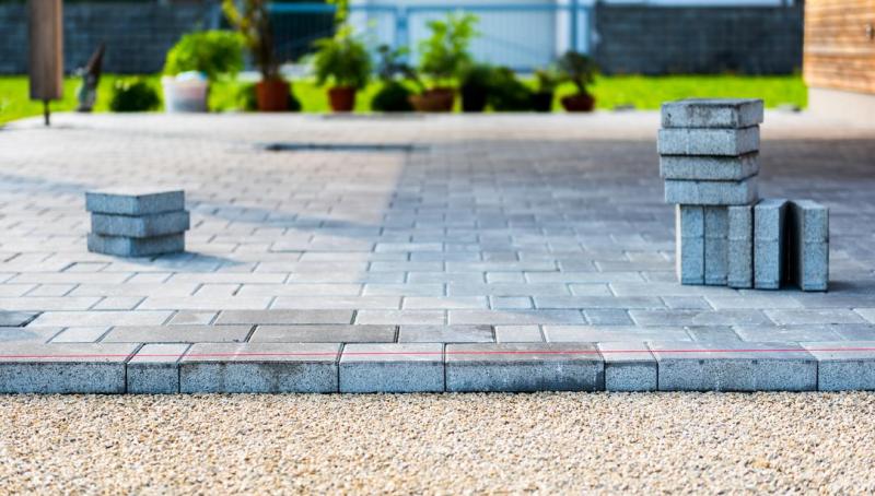 Pav&eacute;, dalle ou pierre naturelle, quel mat&eacute;riau privil&eacute;gier pour une terrasse ?