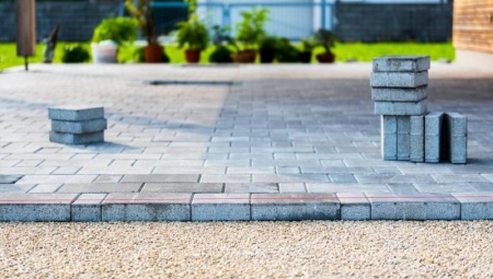 Pav&eacute;, dalle ou pierre naturelle, quel mat&eacute;riau privil&eacute;gier pour une terrasse ?